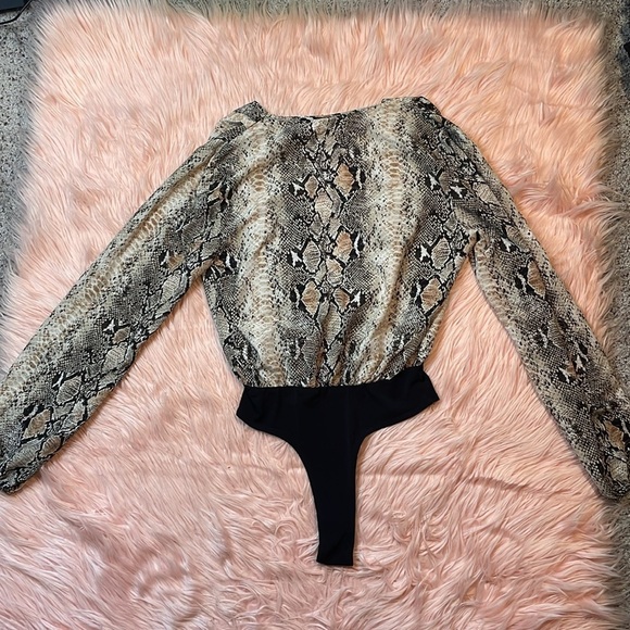 Windsor Keep It Wild Snakeskin Low Cut Woman’s Long Sleeve Bodysuit Size Medium - Picture 4 of 6